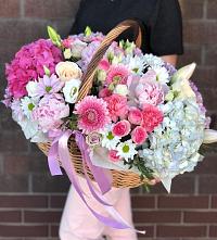 Цветочная композиция из Розы, Хризантемы, Пионы и Лизиантусы в корзине в Мстёре
